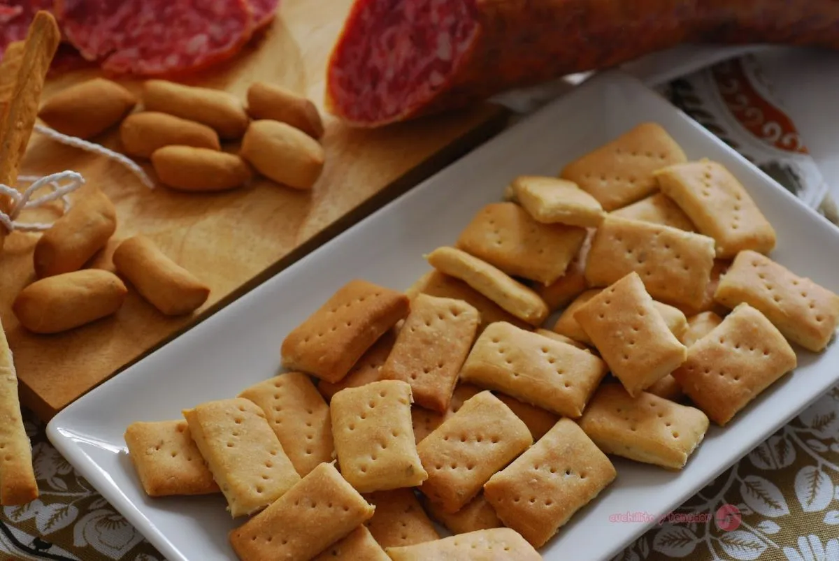 Spanish crackers and breadsticks