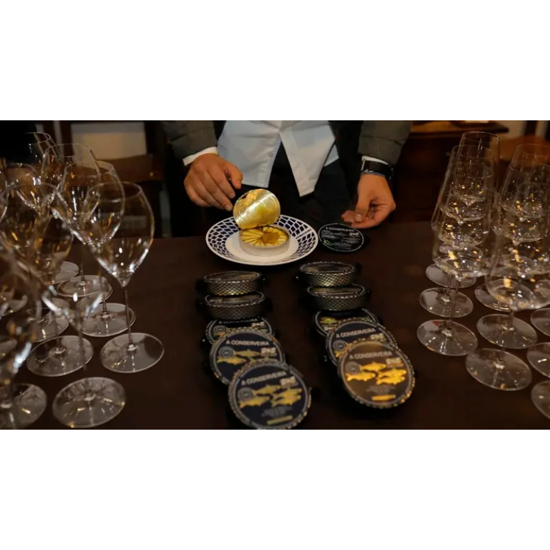 Rianxo Juvenile Sardines "Xoubas" in Olive Oil 20/25 (72g) 2 Rianxo Juvenile Sardines Xoubas being opened